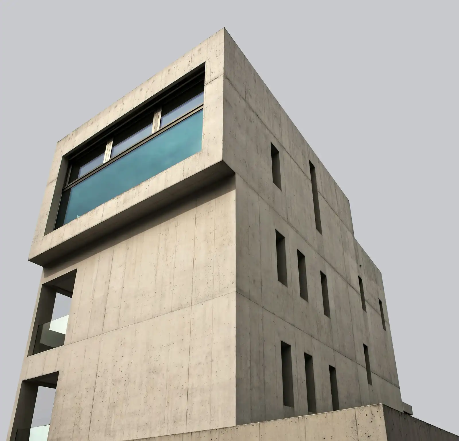 横長の窓のある、コンクリートの建物